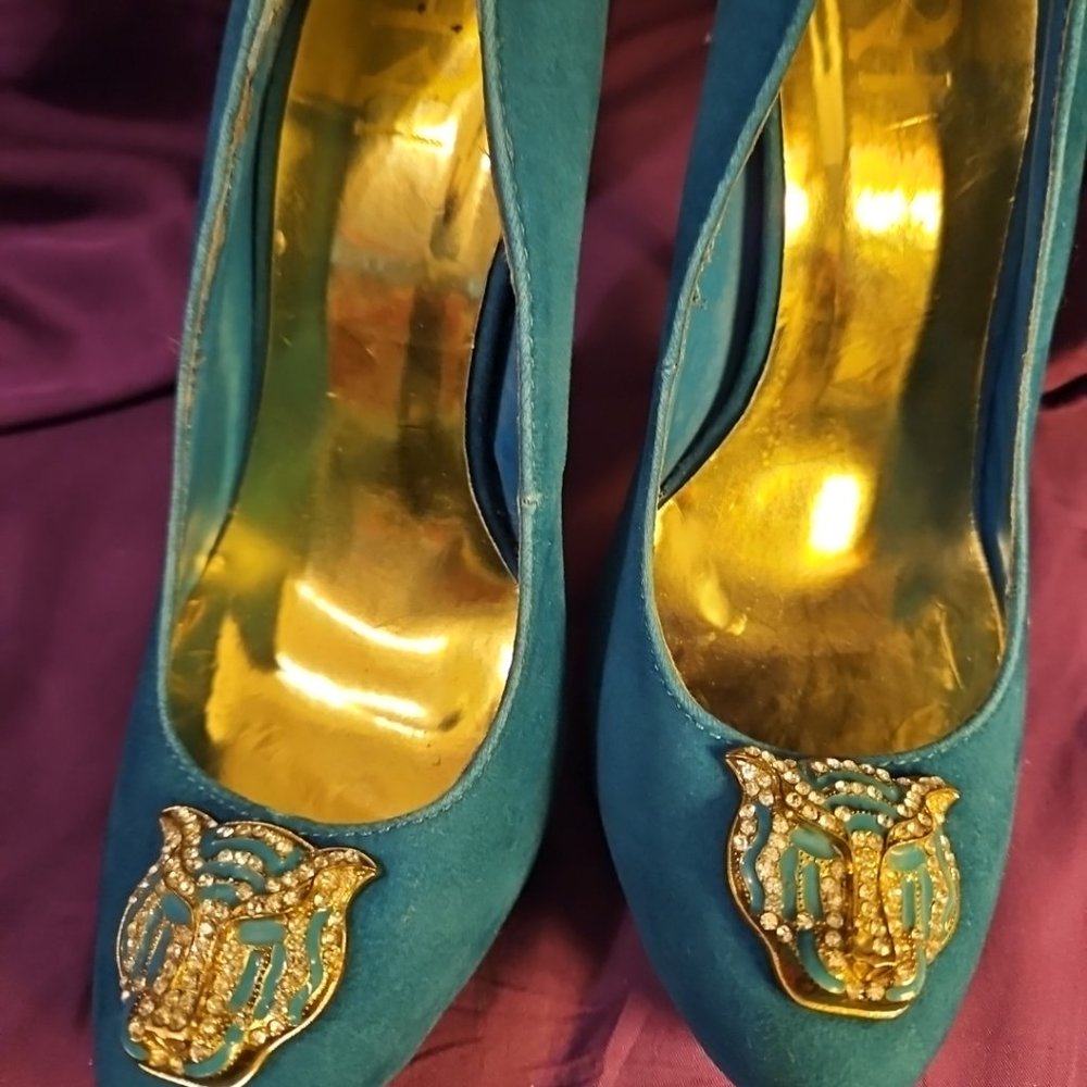 Platform gold heel shoe